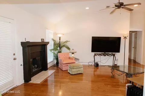 Living - 311 Longleaf Dr, Flowood, MS 39232 photo 1 of 2