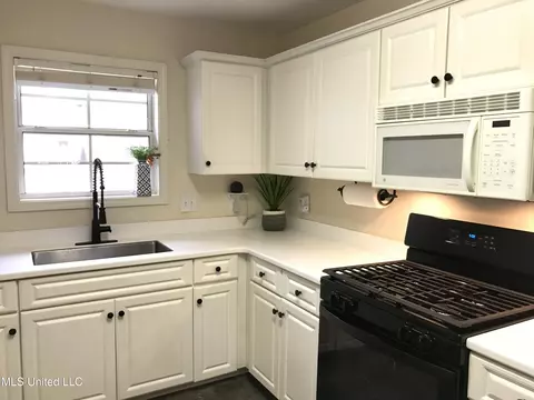 Kitchen - 311 Longleaf Dr, Flowood, MS 39232 photo 2 of 2