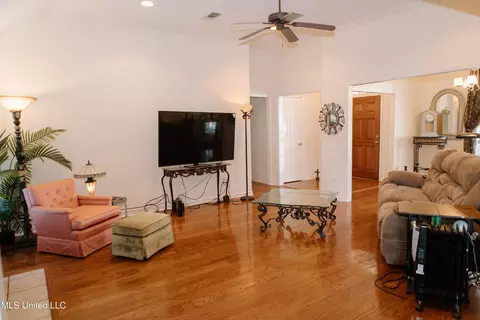 Living - 311 Longleaf Dr, Flowood, MS 39232 photo 2 of 2