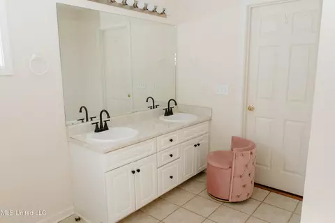 Bath - 311 Longleaf Dr, Flowood, MS 39232 photo 1 of 3