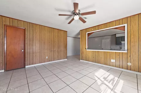 Living - 3825 Jeffery Rd, Moss Point, MS 39562 photo 3 of 4