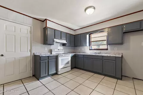 Kitchen - 3825 Jeffery Rd, Moss Point, MS 39562 photo 1 of 2