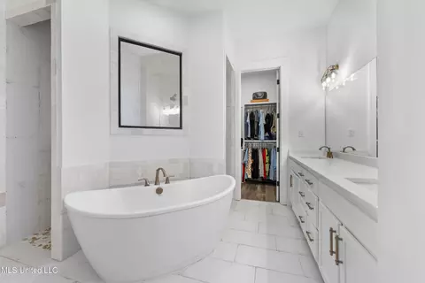 Bath - 3856 Camborne Ln, Hernando, MS 38632 photo 1 of 3