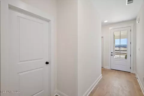 Entry Way - 763 W Quitman Ct, Nesbit, MS 38651 photo 3 of 5