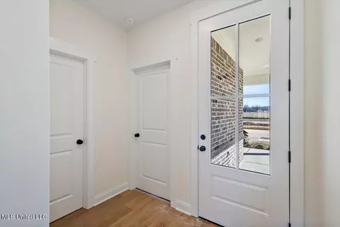 Entry Way - 763 W Quitman Ct, Nesbit, MS 38651 photo 2 of 5