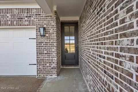 Entry Way - 763 W Quitman Ct, Nesbit, MS 38651 photo 1 of 5