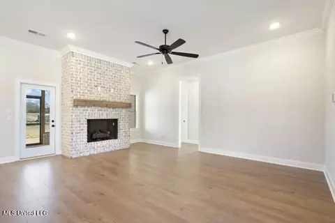 Living - 2984 Eden Ln, Nesbit, MS 38651 photo 1 of 3