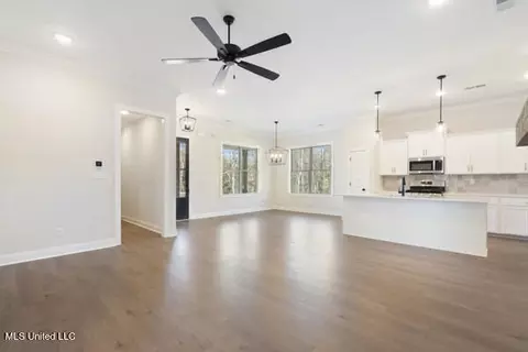 Living - 2984 Eden Ln, Nesbit, MS 38651 photo 3 of 3