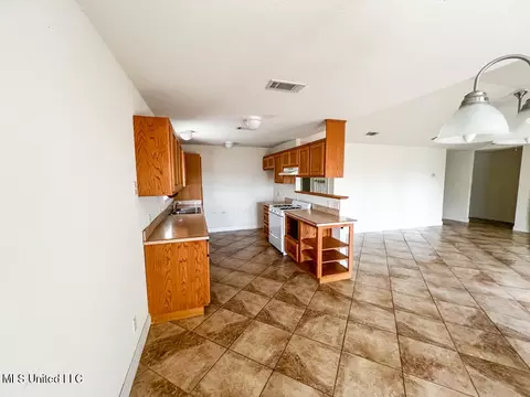 Kitchen - 197 Burgundy Dr, Lucedale, MS 39452 photo 4 of 5