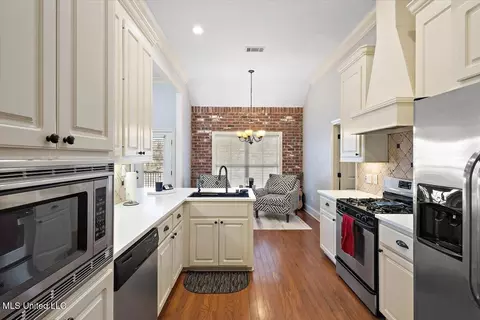 Kitchen - 707 Tortoise Rdg, Brandon, MS 39047 photo 2 of 3