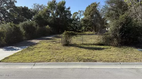 161 Pine St, Biloxi, MS 39530