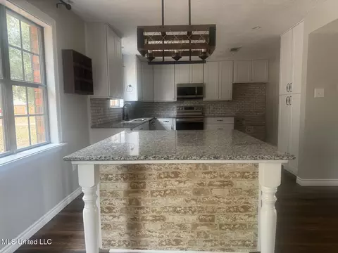 Kitchen - 7 Rolling Hill Rd, Vicksburg, MS 39183 photo 1 of 5