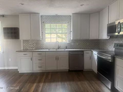 Kitchen - 7 Rolling Hill Rd, Vicksburg, MS 39183 photo 5 of 5