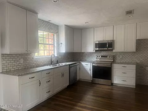 Kitchen - 7 Rolling Hill Rd, Vicksburg, MS 39183 photo 4 of 5
