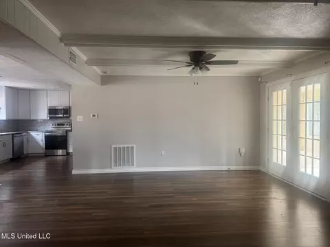 Living - 7 Rolling Hill Rd, Vicksburg, MS 39183 photo 6 of 9