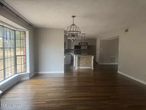 Living - 7 Rolling Hill Rd, Vicksburg, MS 39183 photo 2 of 9