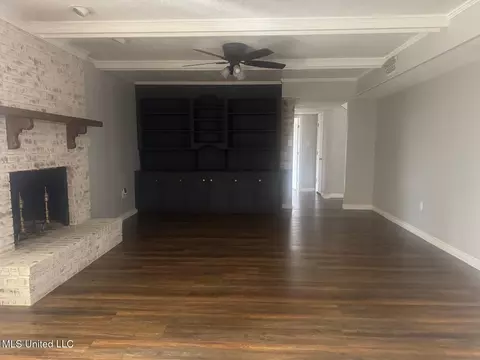Living - 7 Rolling Hill Rd, Vicksburg, MS 39183 photo 4 of 9