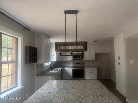 Kitchen - 7 Rolling Hill Rd, Vicksburg, MS 39183 photo 2 of 5