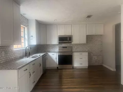 Kitchen - 7 Rolling Hill Rd, Vicksburg, MS 39183 photo 3 of 5