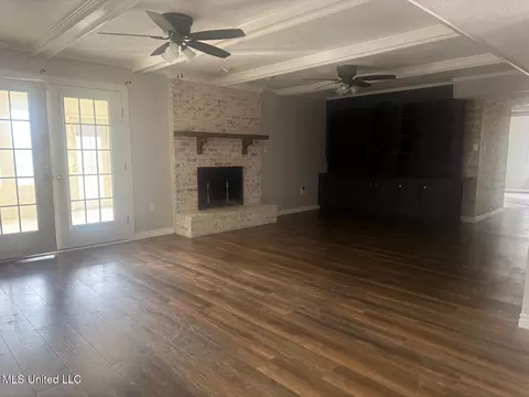 Living - 7 Rolling Hill Rd, Vicksburg, MS 39183 photo 3 of 9