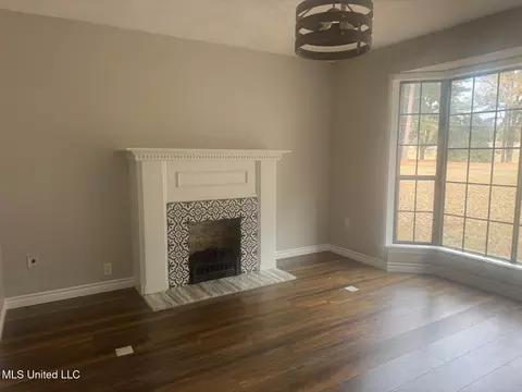 Living - 7 Rolling Hill Rd, Vicksburg, MS 39183 photo 8 of 9