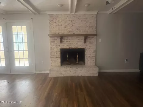 Living - 7 Rolling Hill Rd, Vicksburg, MS 39183 photo 5 of 9