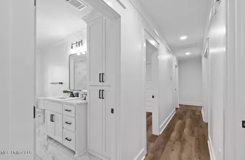 Entry Way - 125 Barr Hill Dr # -B, Magee, MS 39111 photo 2 of 9