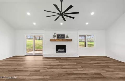 Living - 125 Barr Hill Dr # -B, Magee, MS 39111 photo 2 of 4