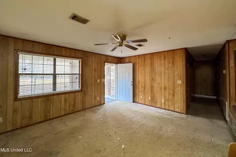 Living - 452 Bell Rd, Coldwater, MS 38618 photo 2 of 2