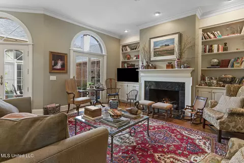 Living - 450 Saint Andrews Dr, Jackson, MS 39211 photo 2 of 4
