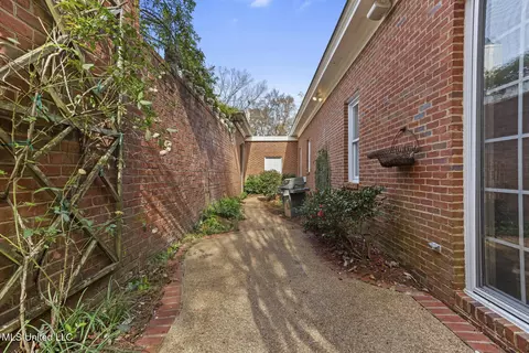 Exterior - 450 Saint Andrews Dr, Jackson, MS 39211 photo 5 of 8