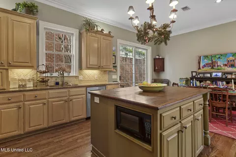 Kitchen - 450 Saint Andrews Dr, Jackson, MS 39211 photo 2 of 6