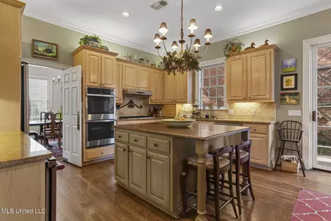 Kitchen - 450 Saint Andrews Dr, Jackson, MS 39211 photo 6 of 6