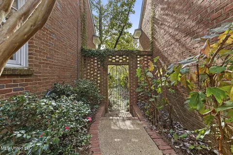 Exterior - 450 Saint Andrews Dr, Jackson, MS 39211 photo 6 of 8