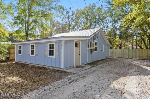 625 Saint Anthony St, Waveland, MS 39576