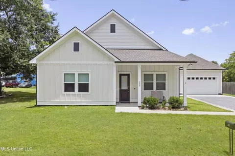 205 Caron Ln, Bay Saint Louis, MS 39520