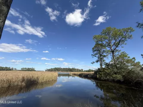1208 De La Pointe Dr, Gautier, MS 39553