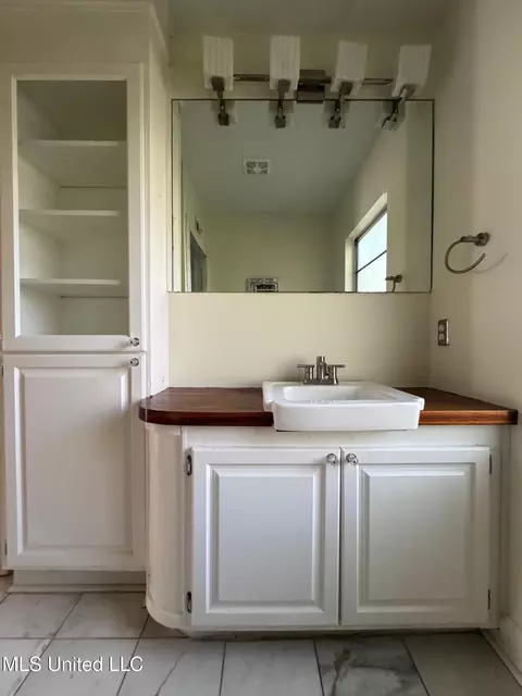 Bath - 4624 Katherine Blvd, Jackson, MS 39211 photo 2 of 3