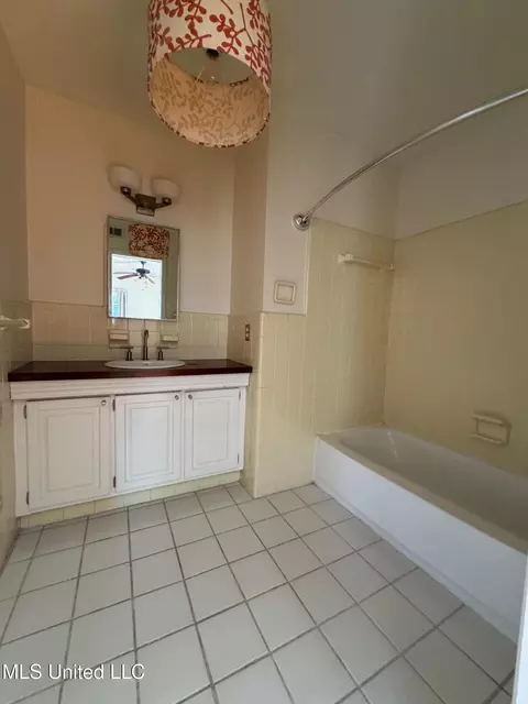 Bath - 4624 Katherine Blvd, Jackson, MS 39211 photo 1 of 3
