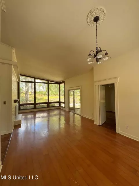 Living - 4624 Katherine Blvd, Jackson, MS 39211 photo 4 of 8