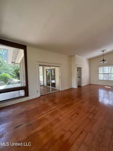 Living - 4624 Katherine Blvd, Jackson, MS 39211 photo 7 of 8