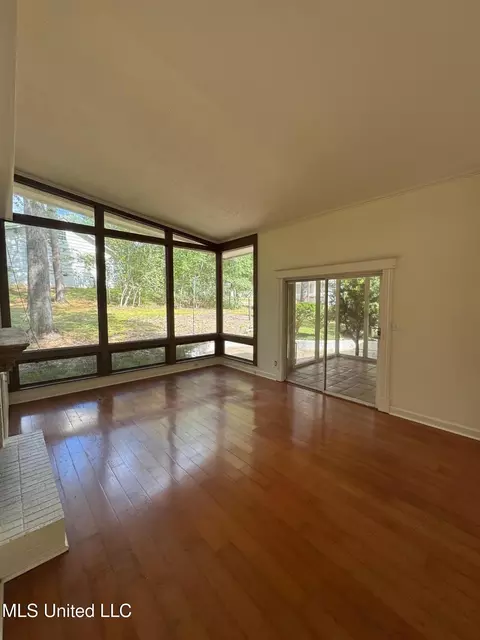 Living - 4624 Katherine Blvd, Jackson, MS 39211 photo 2 of 8