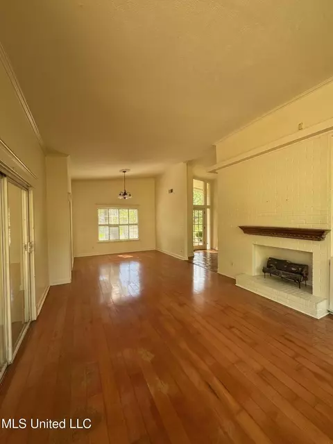Living - 4624 Katherine Blvd, Jackson, MS 39211 photo 6 of 8