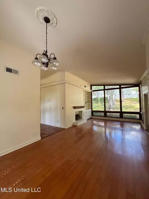 Living - 4624 Katherine Blvd, Jackson, MS 39211 photo 3 of 8