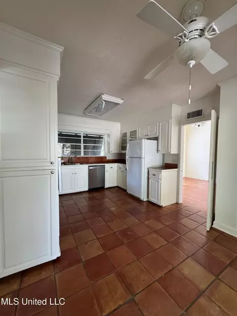 Kitchen - 4624 Katherine Blvd, Jackson, MS 39211 photo 3 of 3