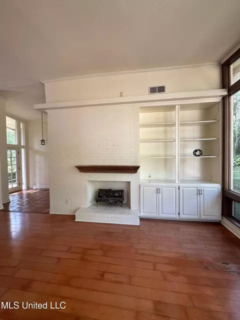 Living - 4624 Katherine Blvd, Jackson, MS 39211 photo 5 of 8
