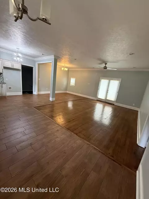 Living - 5520 Ridgewood Rd, Jackson, MS 39211 photo 2 of 2