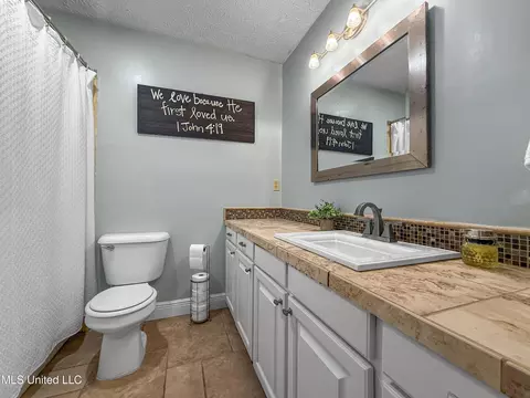 Bath - 5255 Parkway Dr, Jackson, MS 39211 photo 3 of 5