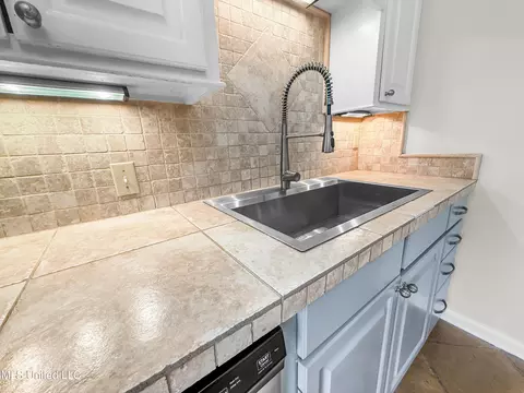 Kitchen - 5255 Parkway Dr, Jackson, MS 39211 photo 3 of 3