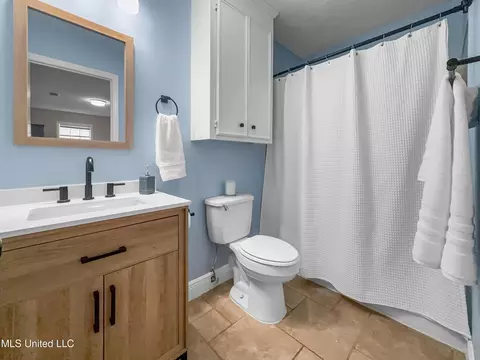 Bath - 5255 Parkway Dr, Jackson, MS 39211 photo 5 of 5
